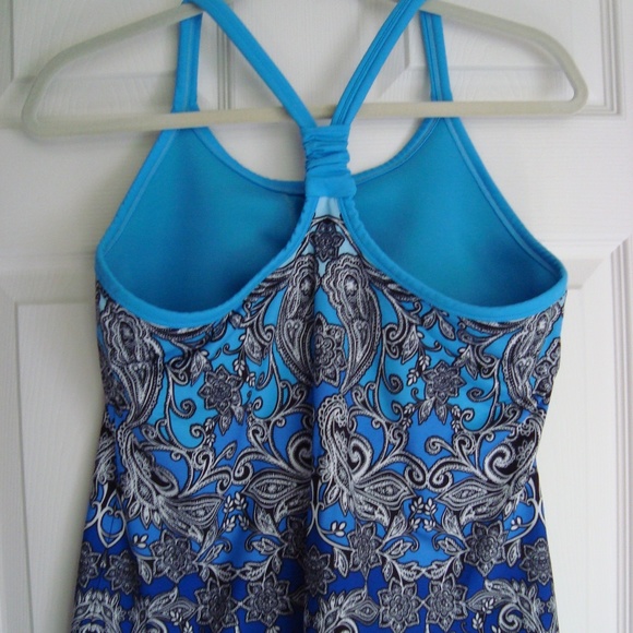 Athleta workout top, poly/nylon/spandex, cups, L - Picture 3 of 5